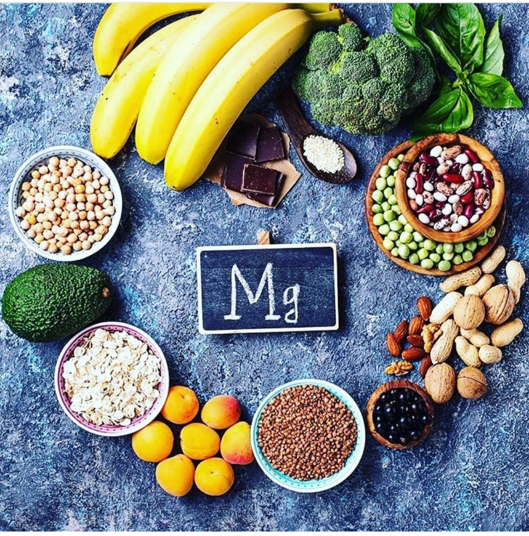 Image of Magnesium symbol surrounded by magnesium rich foods